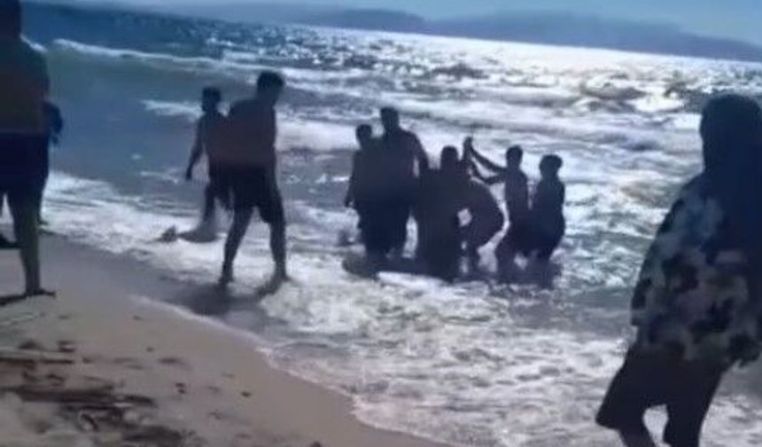 Kuşadası Sevgi Plajı’nda korku dolu anlar: Biri çocuk iki kişi boğulmaktan son anda kurtarıldı