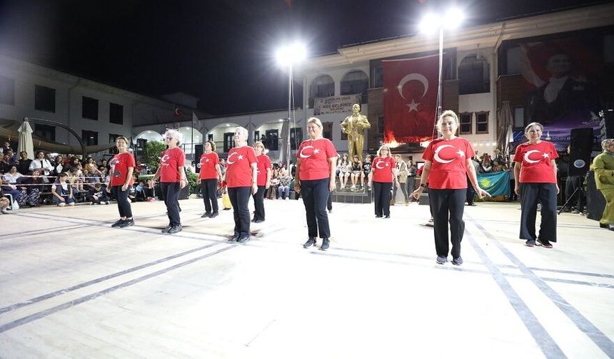 Menderes’te mandalina kokulu festival: Sahne yıldızlarla doldu!