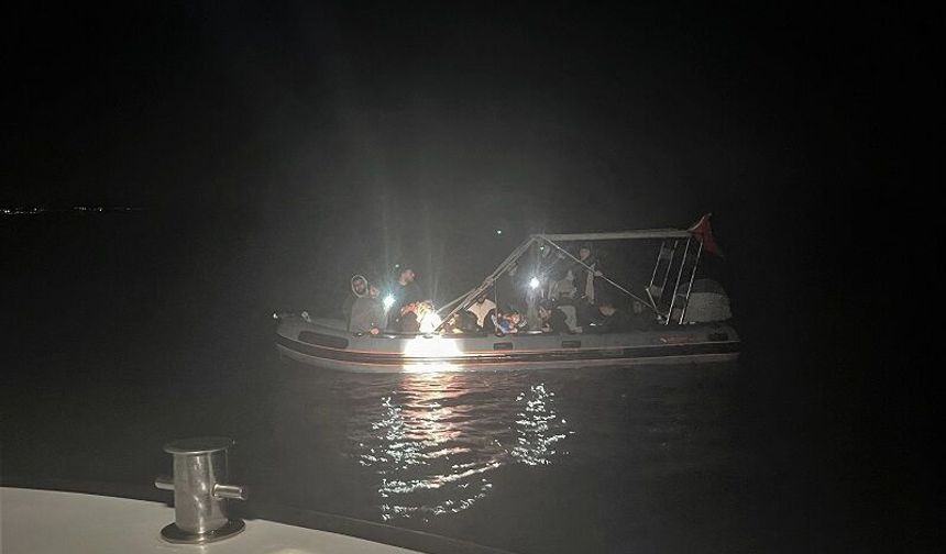 Karaburun'da can pazarı! Lastik botla sürüklendiler