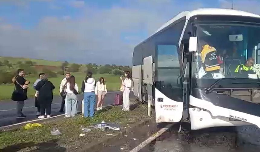 Yağmurda kayganlaşan yolda tur otobüsü kaza yaptı! 14 yaralı...