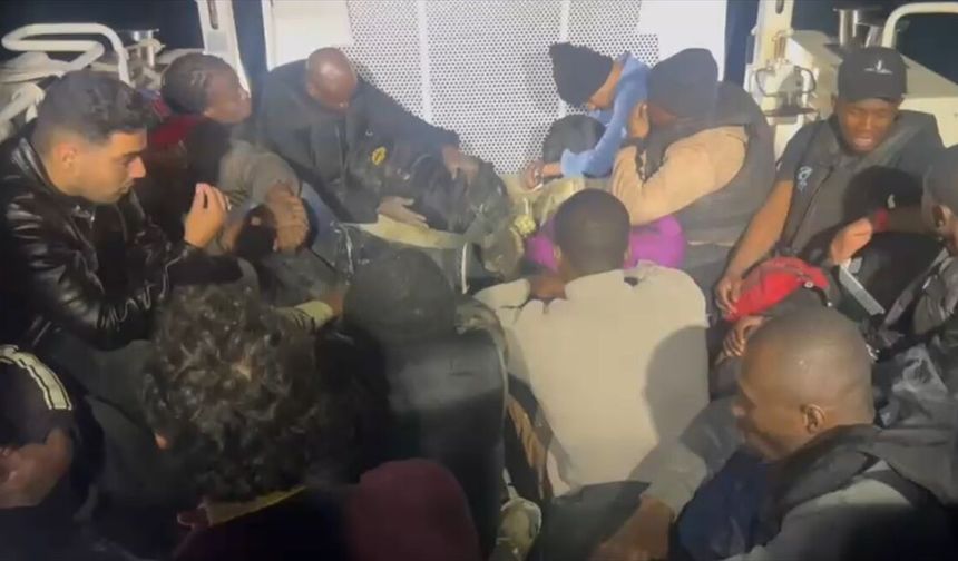 İzmir açıklarında düzensiz göçmen operasyonu: 19 göçmen yakalandı, 11 göçmen kurtarıldı!