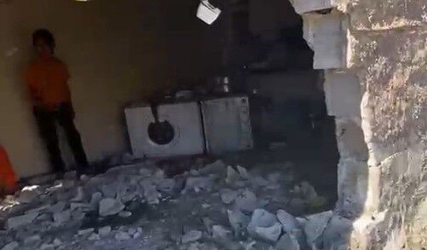 Kahvaltı sofrasında kabusu yaşadılar: Freni boşalan traktör eve daldı!