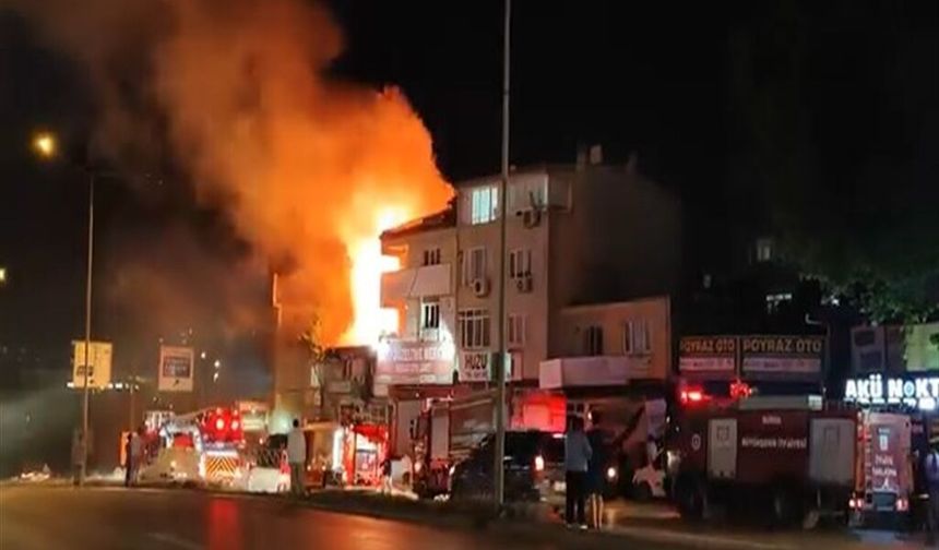 Bursa’da gece yarısı yangın: İki katlı bina alevlere teslim oldu
