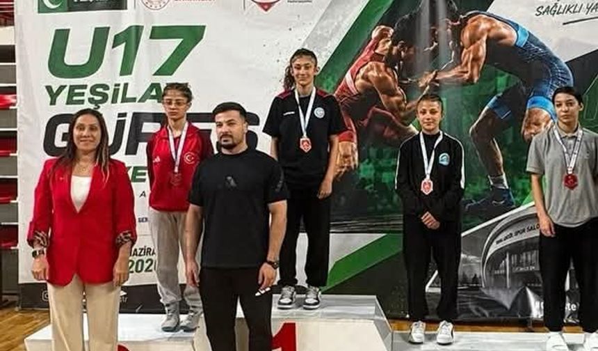 İzmirli sporcular güreşte bronz madalyayı kaptı!