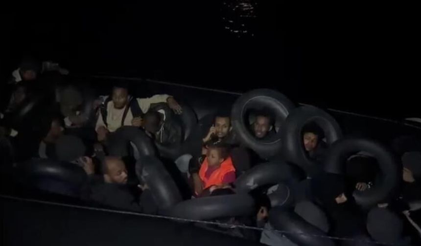 İzmir Karaburun açıklarında can pazarı: Sürüklenen bottaki 31 göçmen kurtarıldı