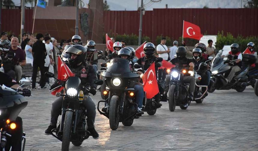 İzmir'de 15 Temmuz anısına bayraklı motosiklet ve bisiklet turu düzenlendi!