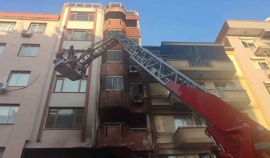 Ödemiş'te korkutan yangın: İş yeri ve 6 daire zarar gördü, kundaklama şüphesiyle bir kişi gözaltında