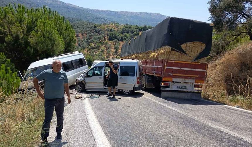 İzmir Beydağ'da korkutan kaza: Minibüs ile hafif ticari araç çarpıştı, 12 yaralı!
