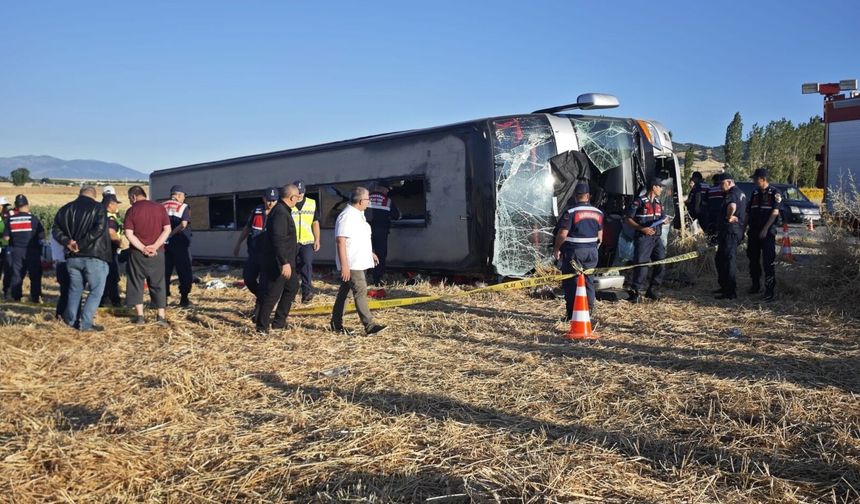 Amasya'da feci kaza! 80 kişilik çift katlı otobüs devrildi! Çok sayıda yaralı