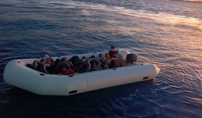 İzmir Çeşme açıklarında kaçışa izin verilmedi! Lastik bottaki 20 düzensiz göçmen yakalandı