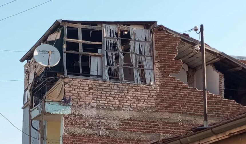 Malatya’da korkutan deprem! 5.0'lık sarsıntı sonrası binanın duvarı çöktü