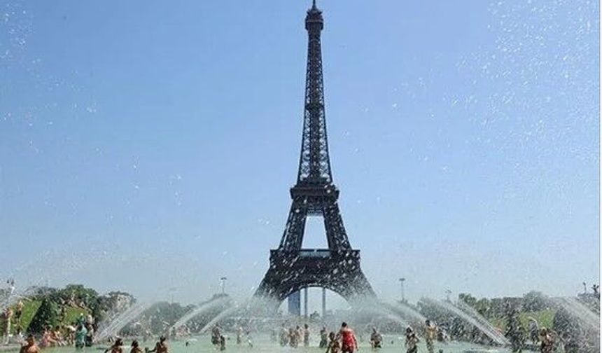 40 derecelik sıcaklar Paris'i vurunca Eyfel Kulesi'nden turistlere uyarı geldi: Kapılar kapanıyor!
