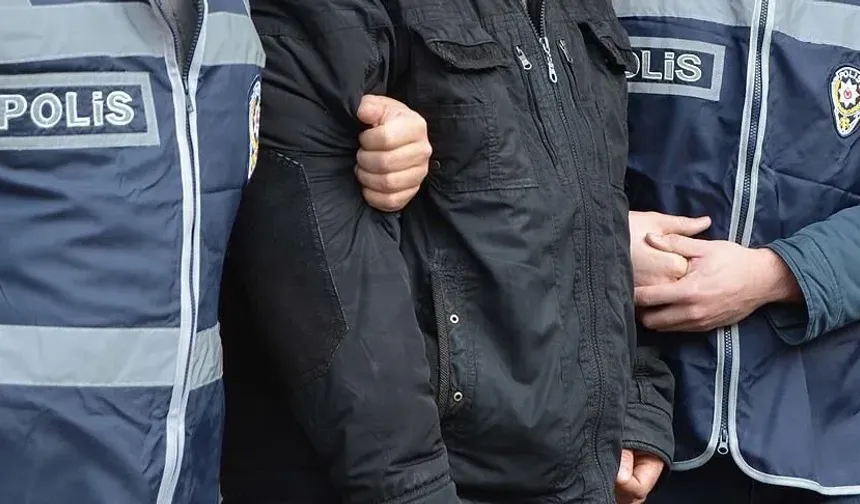İzmir Gaziemir'de yasaklı madde operasyonu! Evde 5,5 kiloya yakın sentetik yasaklı madde ele geçirildi