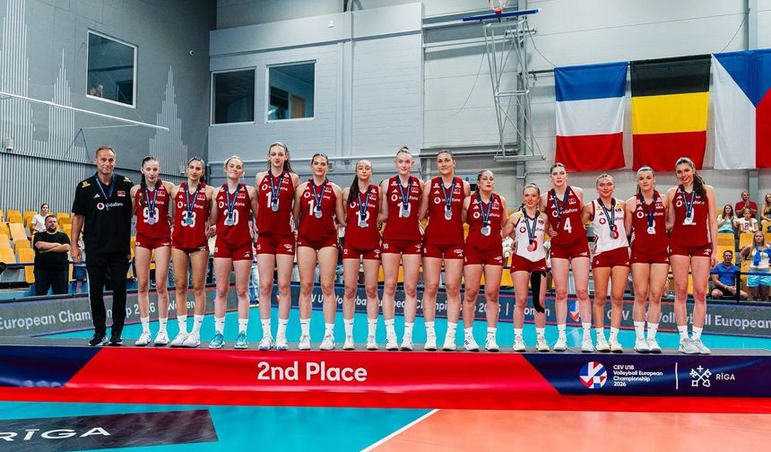 Göztepe’nin milli voleybolcusu Avrupa’da kürsüye çıktı!