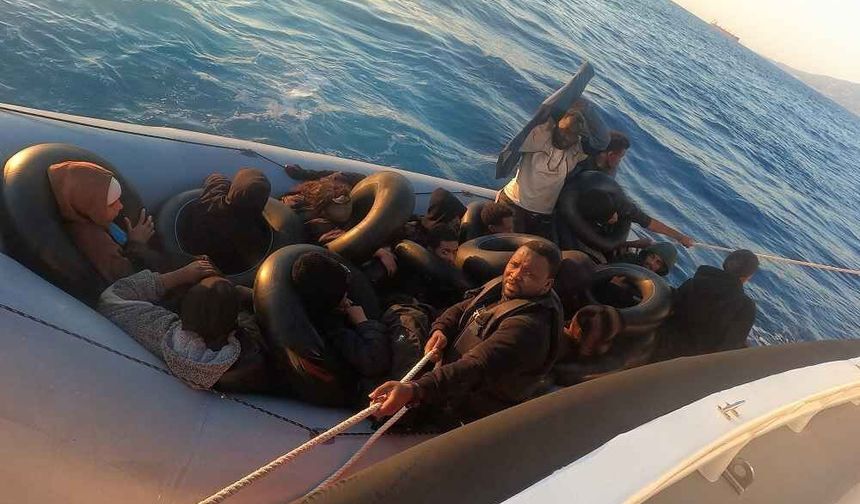 İzmir Karaburun açıklarında can pazarı! Motoru arızalanan bottaki 21 düzensiz göçmen kurtarıldı