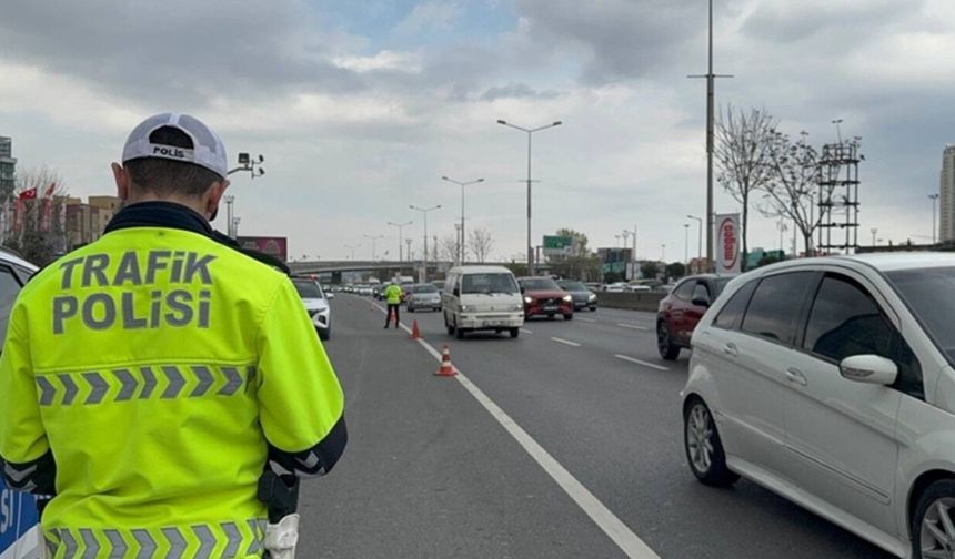 İzmirliler dikkat! Bu yolu sakın kullanmayın! Kaza oldu, trafik kilitlendi!