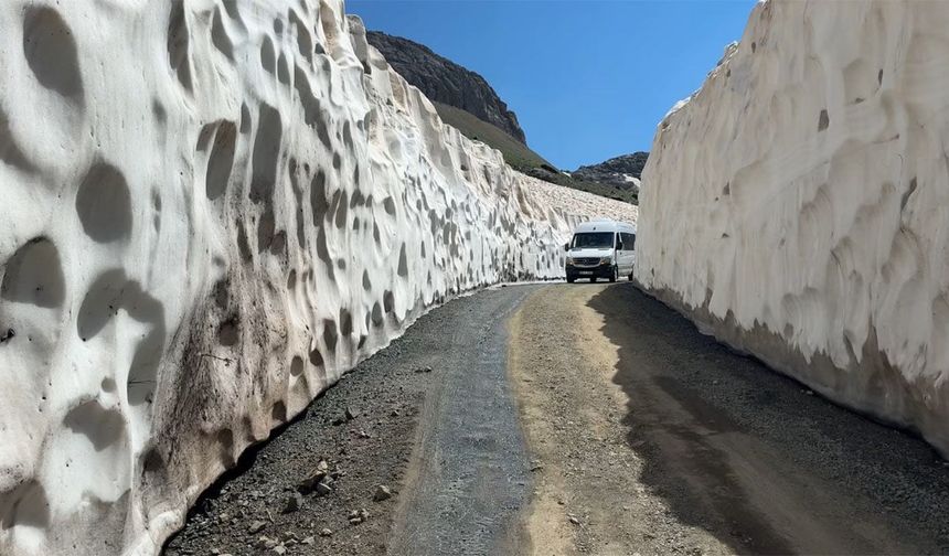 Temmuz ayında kış mevsimini yaşıyorlar... 3 bin 500 rakımlı dağda 5 metrelik dev kar tünelleri oluştu