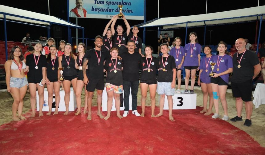 Kumsalda şampiyonluk heyecanı: Dikili'nin gençleri kupayı kaldırdı