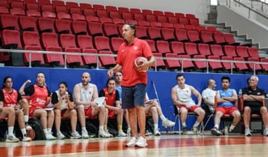 Aliağa Petkimspor Başantrenörü Orhun Ene, TBF çalıştayında eğitim verdi