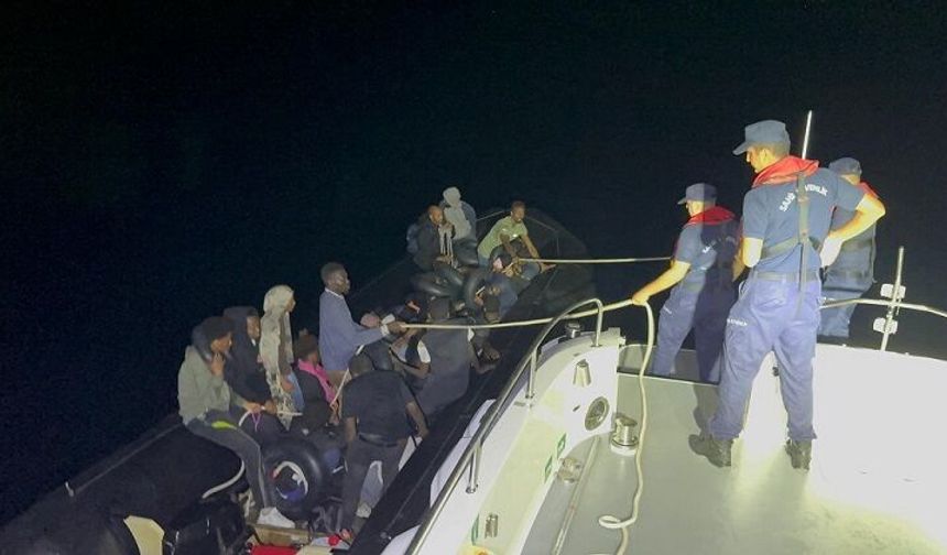 İzmir açıklarında göçmen operasyonu! Seferihisar'da 32 düzensiz göçmen yakalandı