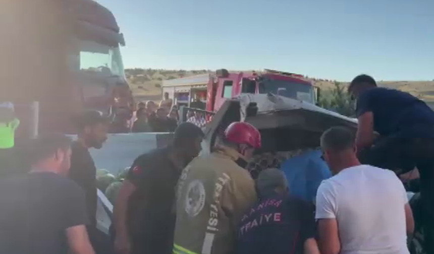 Manisa'da D-300 kara yolunda feci kaza! Sebze yüklü kamyonet TIR'a çarptı: 1'i ağır 2 yaralı