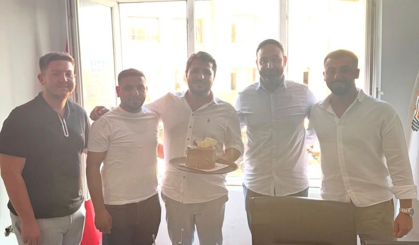 25. yılda 25 yaşındaki gençlere sürpriz: AK Parti İzmir teşkilatı sahaya indi