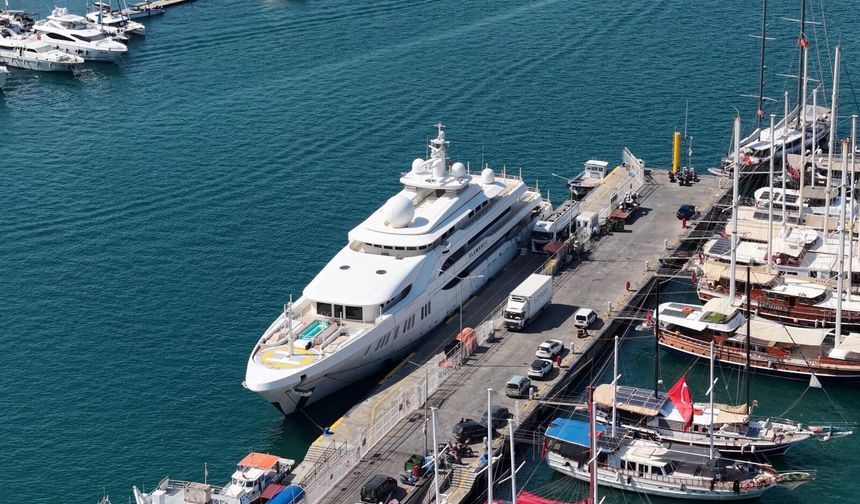5.5 milyonluk yakıt ikmali... Suudi milyarderin deniz üstündeki sarayı İzmir'den taşınan yakıtla doldu