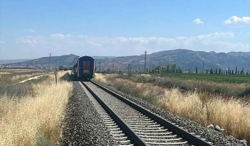 Afyonkarahisar'da feci kaza: Yolcu treni tarım aracına çarptı, 1 ölü, 2 yaralı
