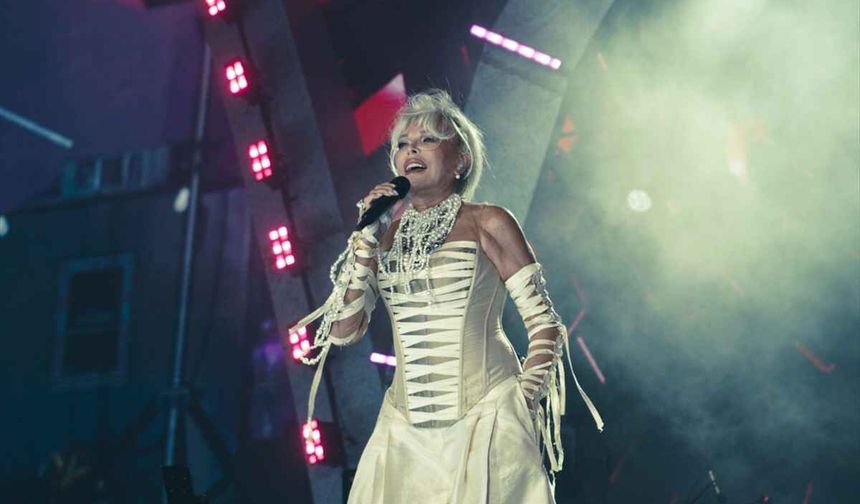 Gökhan Türkmen ve Ajda Pekkan 5. İstanbul Festivali'nde sahne aldı!