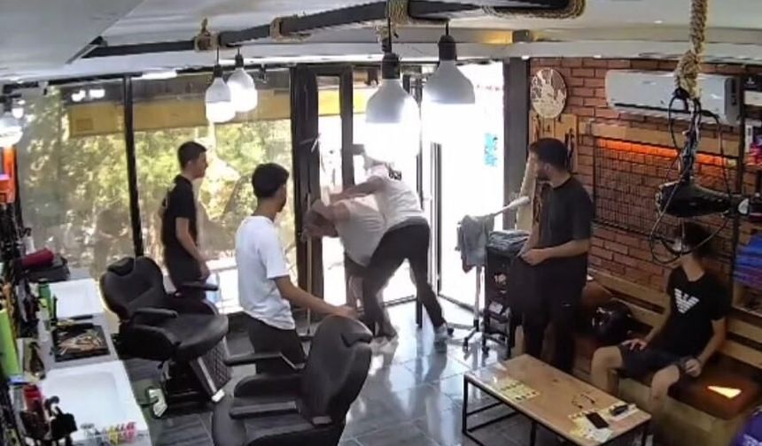 Çiğli'de berbere giren bıçaklı saldırgana yumruklu müdahale! İşte o anlar!