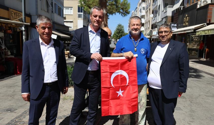 İş yerleri bayraklarla donatıldı: Buca’da 30 Ağustos heyecanı zirvede