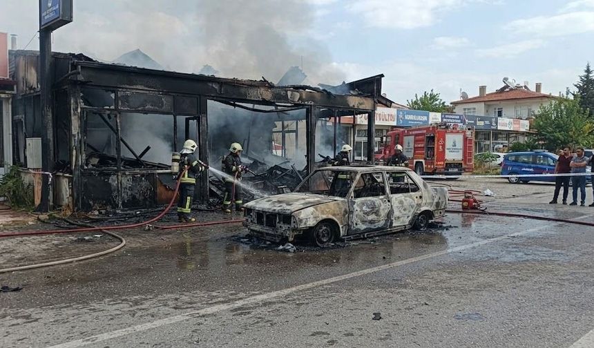 Kemalpaşa'da korkutan yangın: Restoran ve otomobil kullanılamaz hale geldi