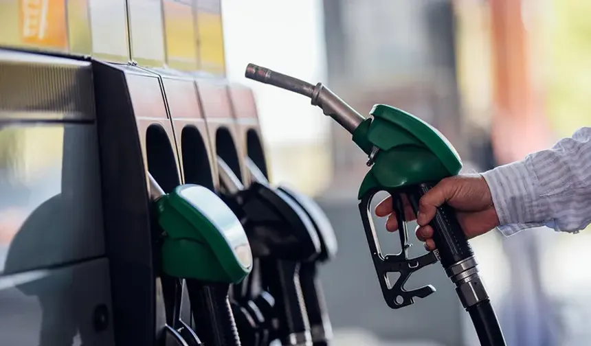 Tarih belli oldu! Akaryakıtta tabelalar yine değişiyor: Benzine dev zam geliyor!