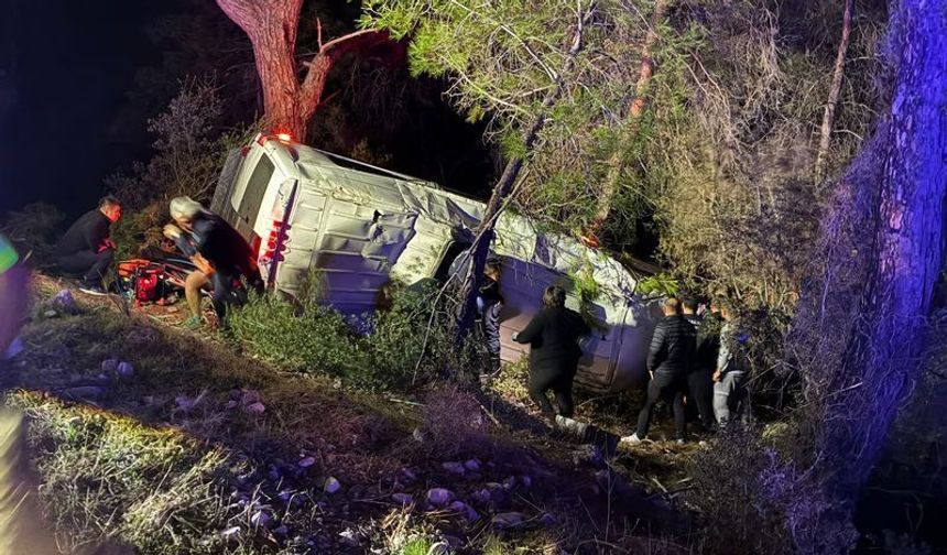 Antalya’da tur minibüsü şarampole devrildi: 15 yaralı