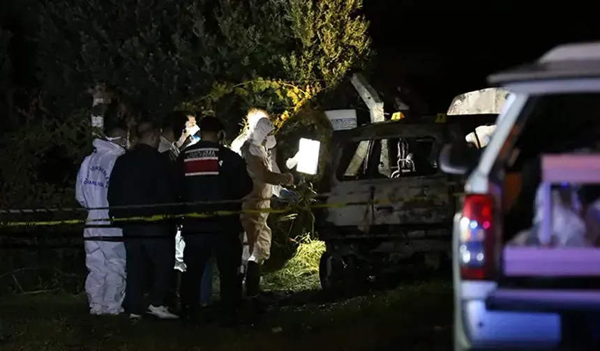 Adli Tıp kimliğini ve ölüm nedenini çözecek: Alev topuna dönen araçtan erkek cesedi çıktı!