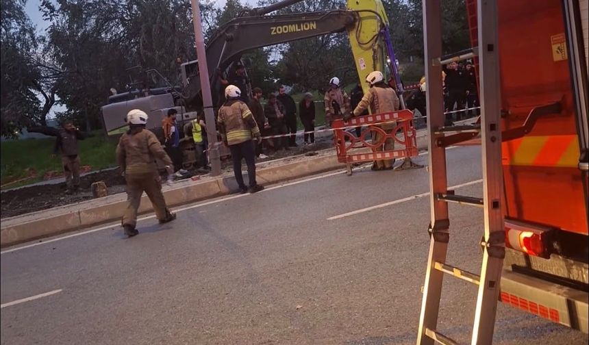 Bayrampaşa'da yol çöktü! Göçük altında kalan işçiden acı haber