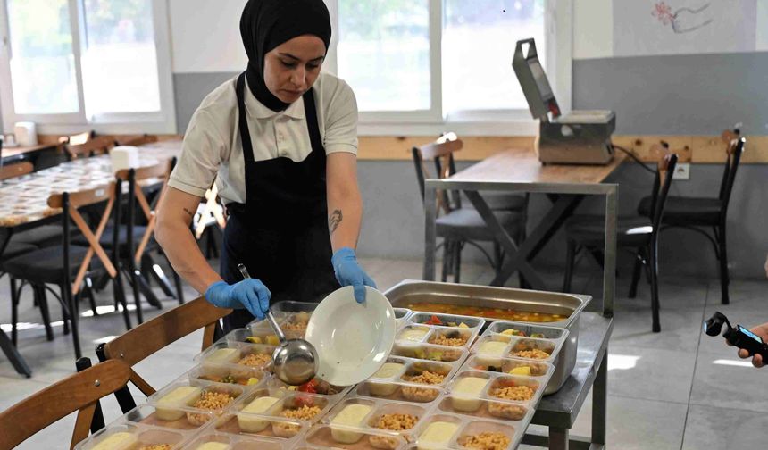 Bornova’da kimse yalnız bırakılmıyor! Sıcak yemekler kapıya gidiyor