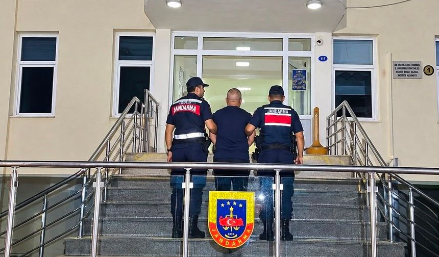 Dikili’de jandarmadan kaçamadı: 11 ayrı suçtan aranan firari yakalandı!
