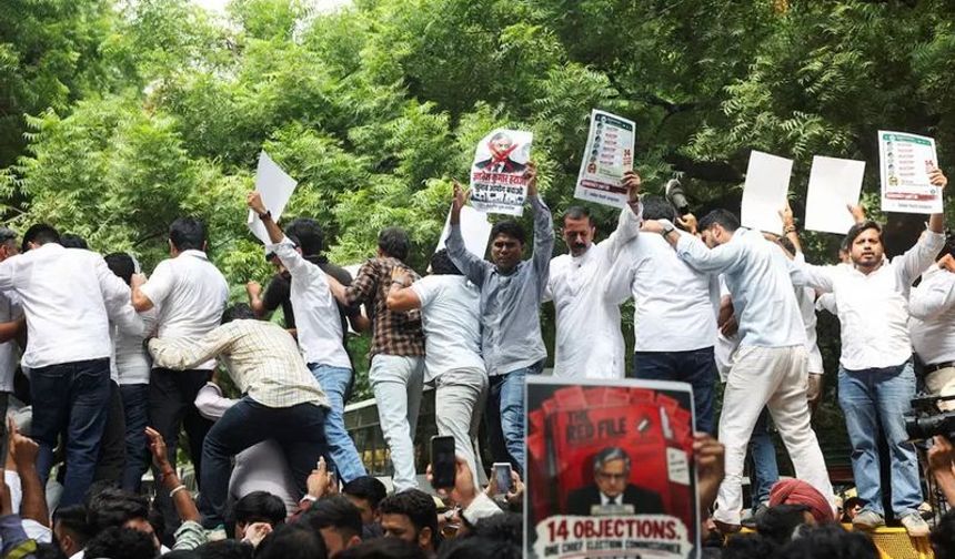Hindistan’da seçim protestoları büyüdü: 100’den fazla kişi gözaltına alındı