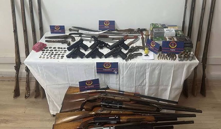 İzmir’de silah kaçakçılığı operasyonu: Evden cephanelik çıktı