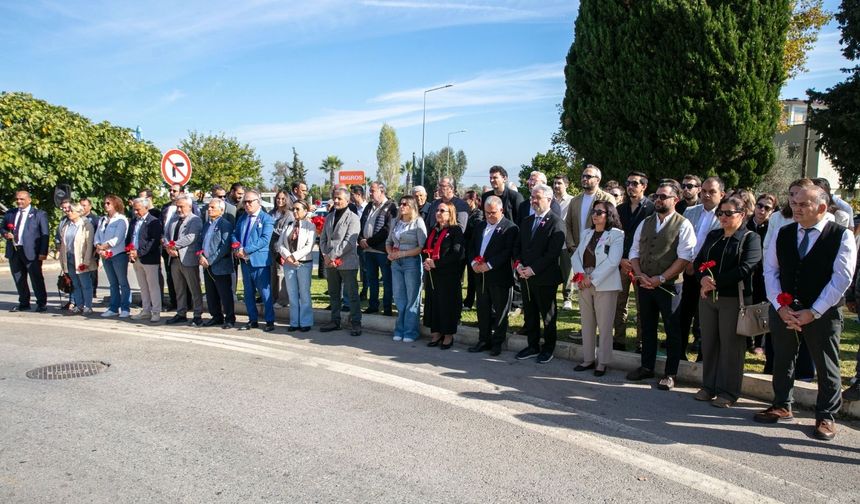 Ahmet Taner Kışlalı’nın hatırası önünde buluştular! Büstüne karanfiller bırakıldı