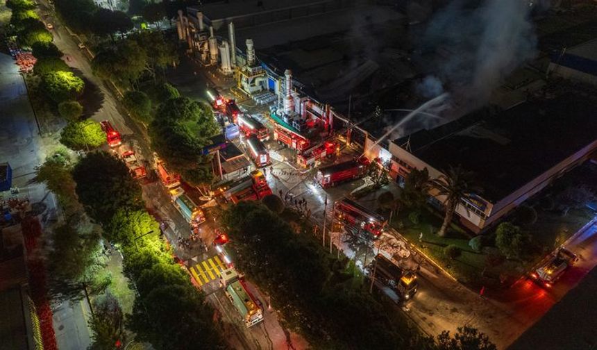 İnci Akü fabrikasındaki yangın kontrol altında: Besim Dutlu olay yerinde