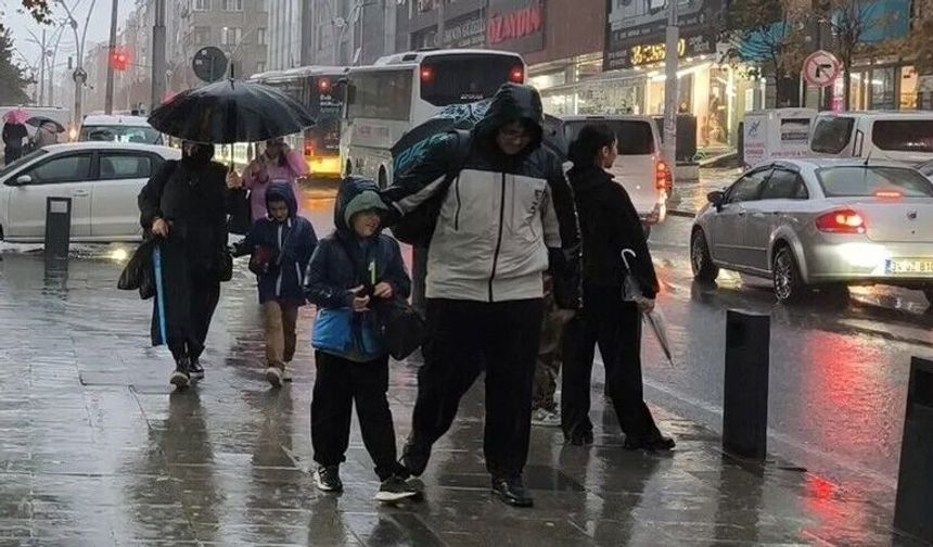 İstanbul’da şiddetli yağış nedeniyle bazı eğitim ve sınavlara ara verildi