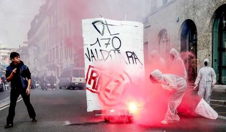 İtalya’da sokaklar karıştı! Roma’dan Floransa’ya polisle göstericiler çatıştı