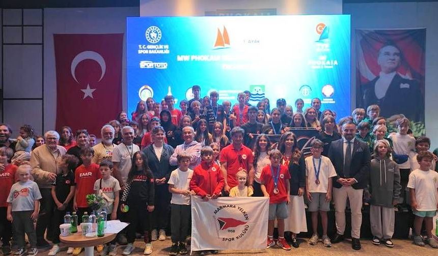 İzmir Foça’da rüzgar mesaisi itti: 110 sporcu madalyalarını aldı