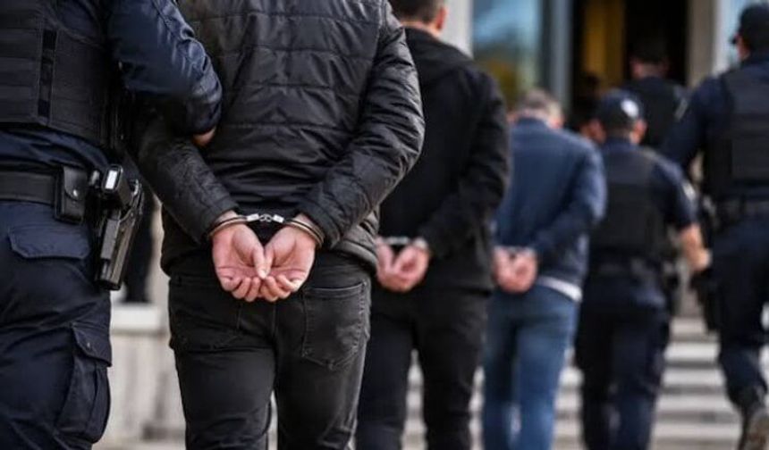 İzmir’de polis ve jandarmadan ortak operasyon! 44 gözaltı