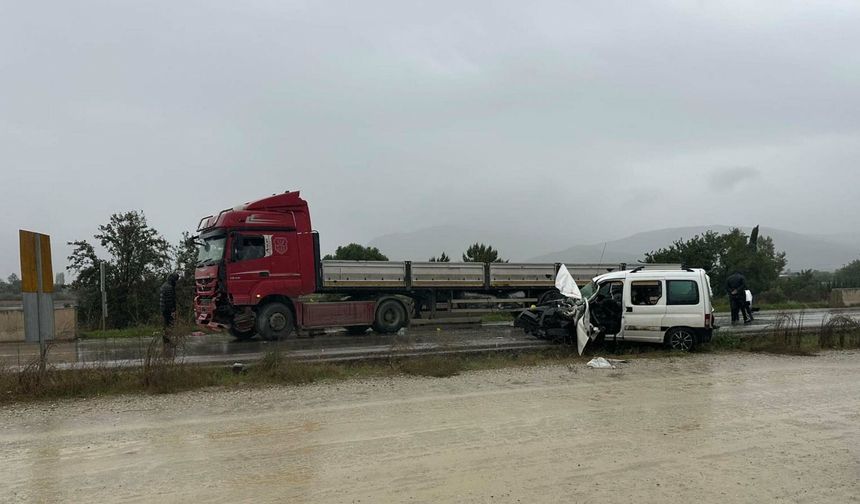 Karşı yönden gelen TIR'la çarpıştı: İzmir Ödemiş'teki feci kazada 1 ölü 1 yaralı!
