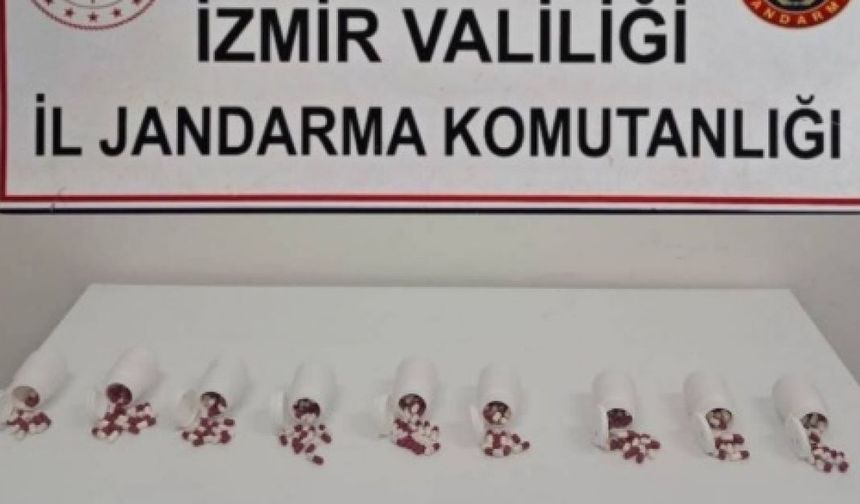 Seferihisar'da jandarmadan kaçamadılar: Araçta ve iş yerinde yüzlerce uyuşturucu bulundu!