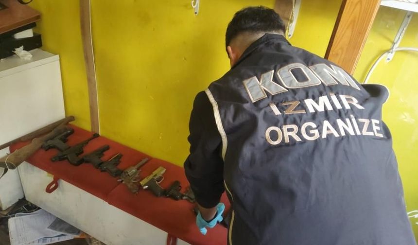 İzmir’de silah deposuna baskın! Çok sayıda tabanca ele geçirildi