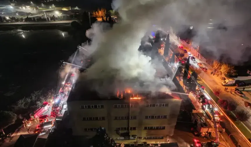 Tuzla’da ayakkabı fabrikasında büyük yangın: 2 metreyi bulan alevlere 8 koldan müdahale!